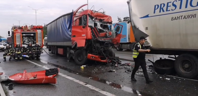 Под Киевом столкнулись 5 грузовиков (видео)