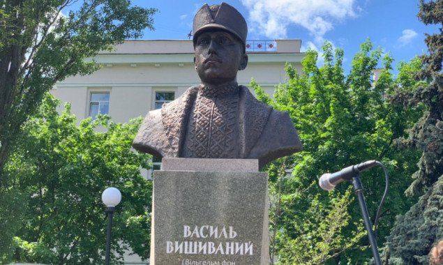 В сквере на улице Ильенко в Киеве открыли памятник Василию Вышиваному (фото)