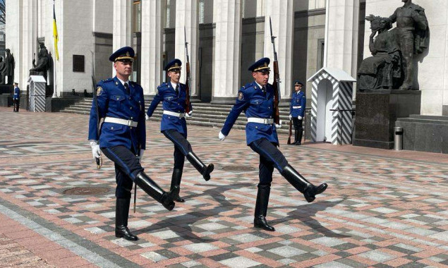 Почетный караул Нацгвардии снова несет службу возле здания Верховной Рады в Киеве (фото)