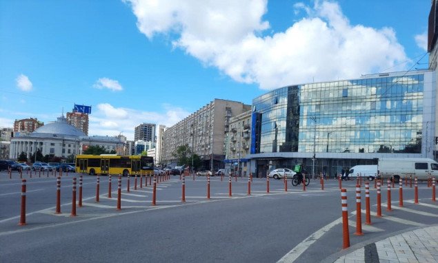 На площади и проспекте Победы отремонтировали поврежденные делиниаторы