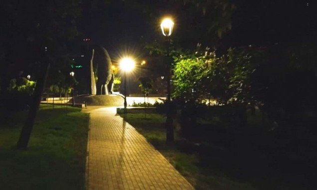 В столичном сквере имени Марии Заньковецкой установили освещение (фото)