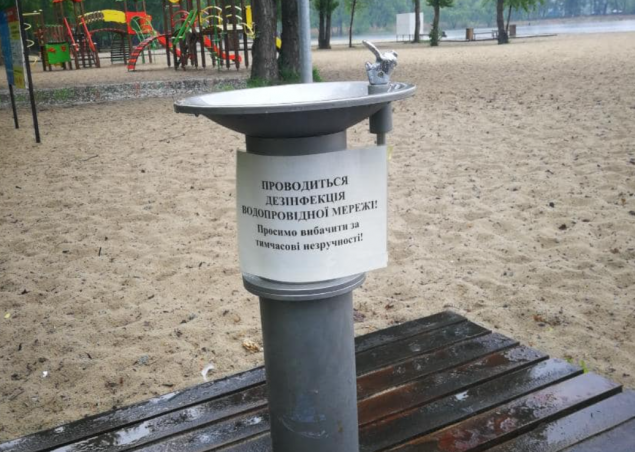 Коммунальщики продезинфицировали питьевые фонтанчики на пляжах столицы