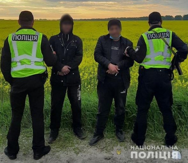 Полиция Киевщины задержала двух мужчин, воровавших топливо из грузовиков (видео)