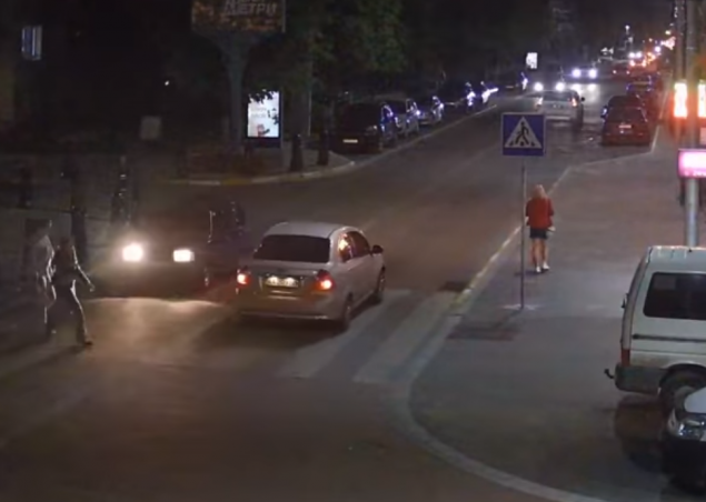 В центре Ирпеня автомобиль сбил девушку на пешеходном переходе (видео)