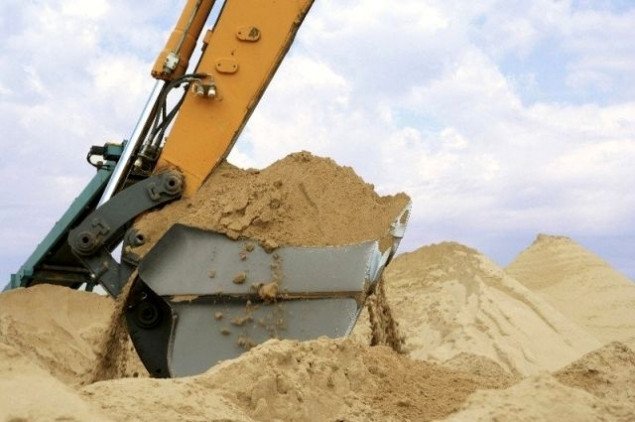 Зеленскому пожаловались на неконтролируемую добычу песка в Бортничах