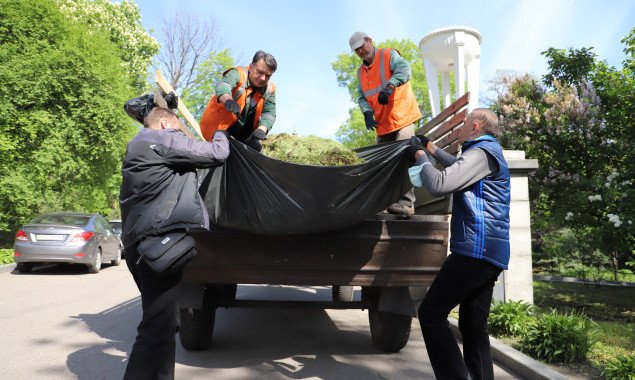 В столице за сутки в рамках весенней толоки коммунальщики вывезли более 30 тонн мусора (фото)