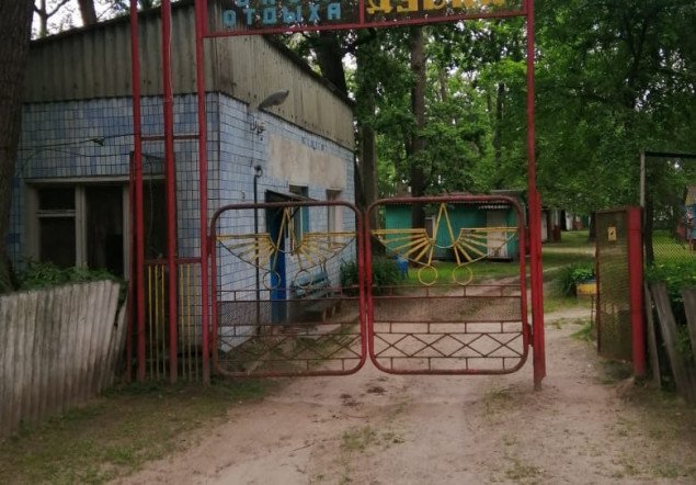 На Киевщине двое детей провалились в выгребную яму, один из них погиб