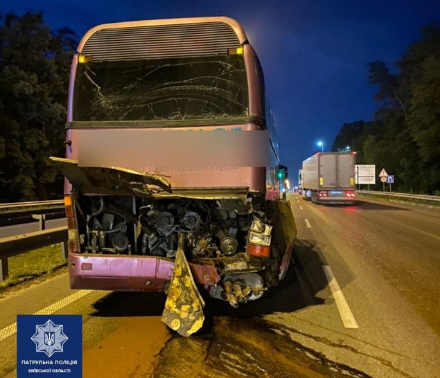 Под Киевом грузовой автомобиль протаранил автобус с пассажирами (фото)