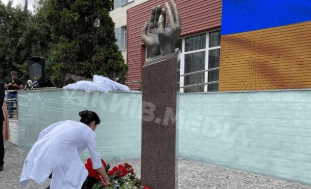В Киеве открыли памятник врачам, погибшим от COVID-19 (фото)