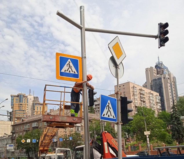 За прошедшую неделю столичные коммунальщики заменили и восстановили 191 дорожный знак
