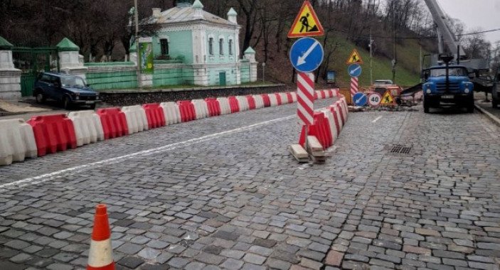На столичном Владимирском спуске ограничили движение на два месяца