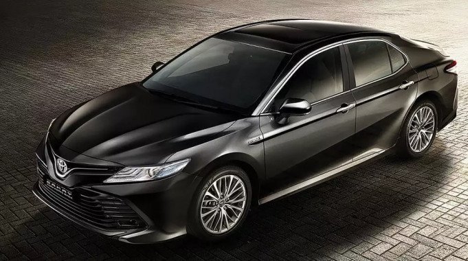 Для Верховной Рады хотят купить 21 черную Toyota Camry на 18 млн гривен