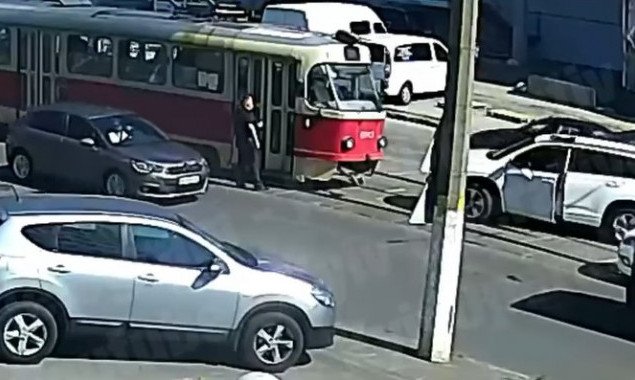 Киевский чиновник на джипе заблокировал движение трамвая и устроил “разборки” (видео)