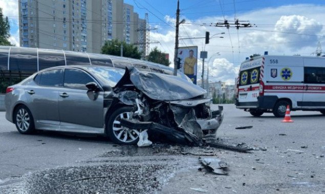 В Киеве 4 человека пострадало из-за столкновения маршрутки с легковой машиной (фото и видео)