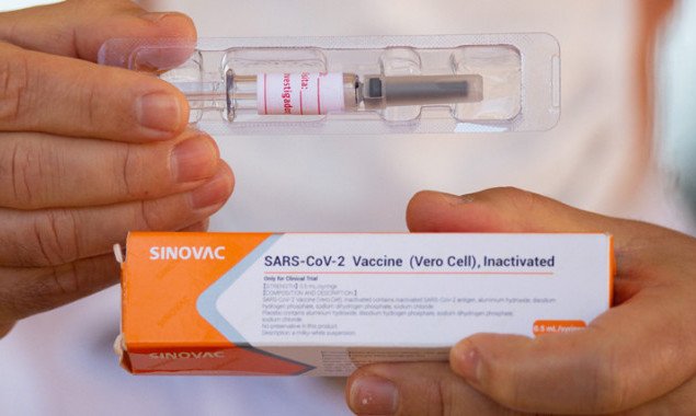 Киевским клиникам выделили 128 тысяч доз китайской вакцины “Синовак”