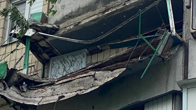 На улице Вербицкого на шестом этаже девятиэтажки обрушилась часть балкона (фото)