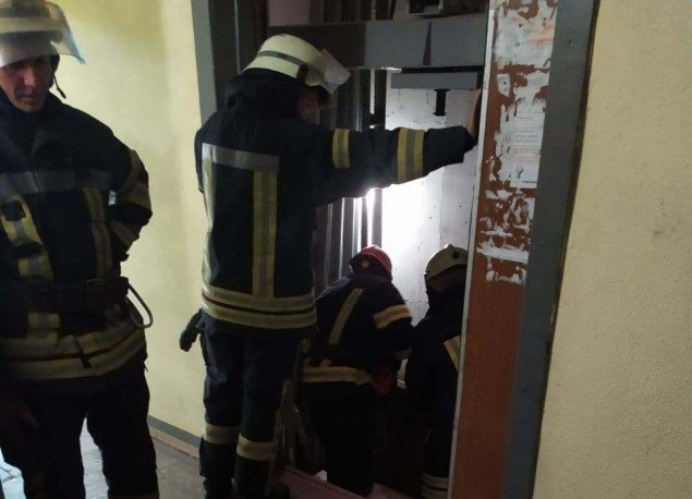В Дарницком районе столицы из-за обрыва лифта в жилом доме погиб ремонтник