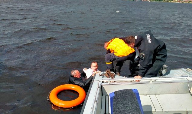 Столичные водолазы снова спасли мужчину из Днепра