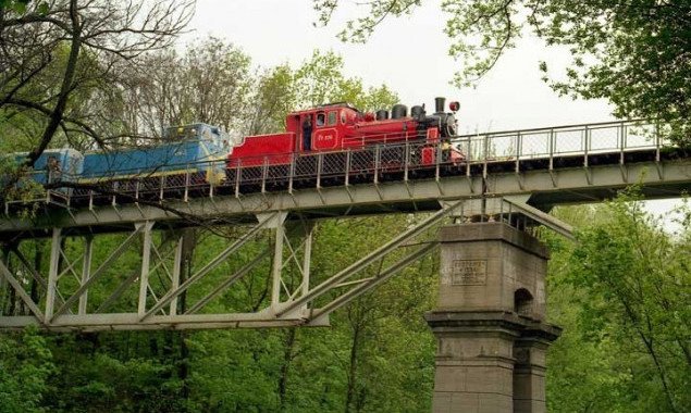 В Сырецком парке парень покончил жизнь самоубийством, спрыгнув с железнодорожного моста