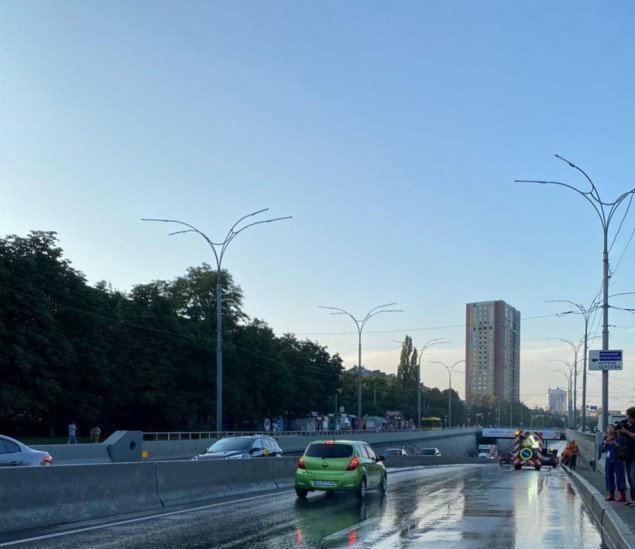 В Киеве возобновлено движение по тоннелю на улице Телиги