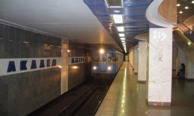 В Киеве дождь подтопил станцию метро “Академгородок” (видео)