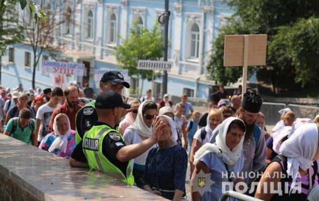 Киевские правоохранители обеспечивают правопорядок во время шествия верующих