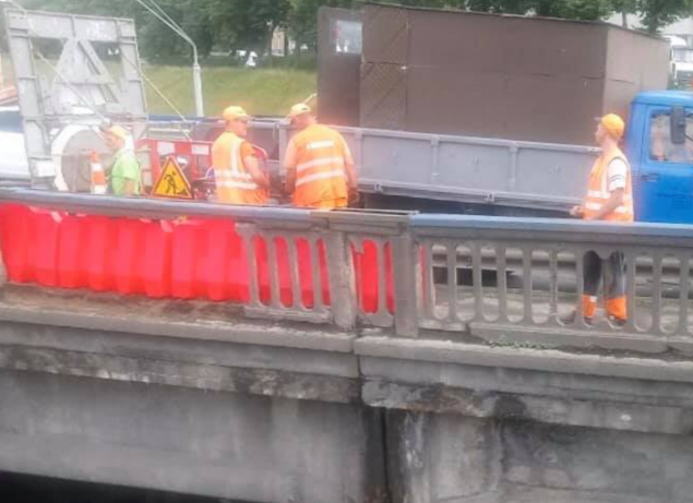 Коммунальщики назвали причину обвала бетона с путепровода у метро “Берестейская”