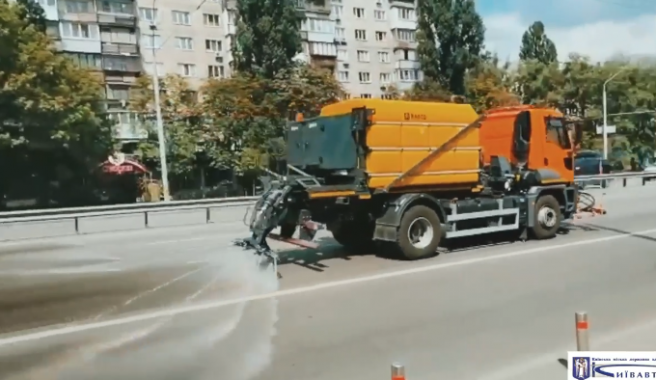 Улицы Киева поливают из-за жары (видео)