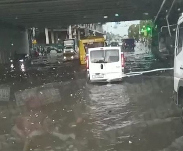 В Киеве из-за сильного ливня затоплен ряд улиц и две станции метро, приостановлено движение общественного транспорта (фото, видео)