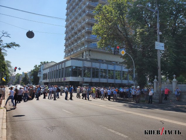В Киеве из-за акции протеста пенсионеров и ветеранов МВД под Радой перекрыт правительственный квартал (фото, видео)