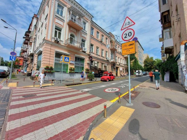В Киеве появилась еще одна улица с общим движением транспорта и велосипедов