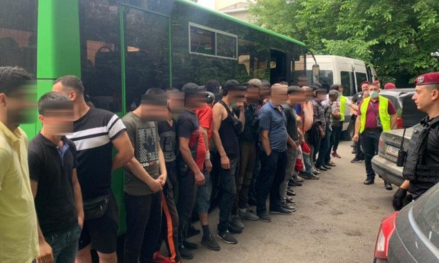 На одном из рынков Троещины задержаны десятки нелегальных мигрантов