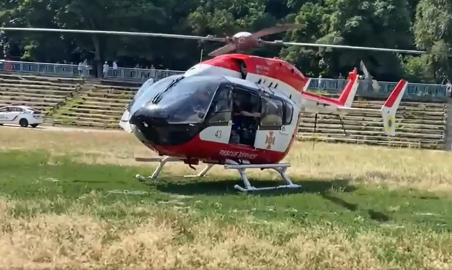 На стадионе “Старт” в Киеве приземлился вертолет с тяжело раненным 9-летним мальчиком (видео)