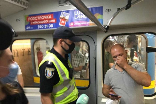 “Киевский метрополитен” составил около 2,5 тысяч админпротоколов на пассажиров-нарушителей карантинного режима