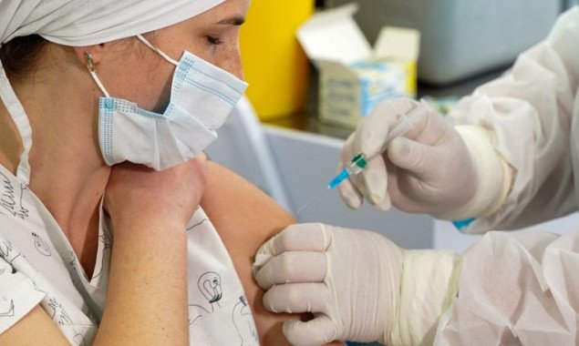 За минувшие сутки в Украине вакцинировали от коронавируса более 90 тысяч человек