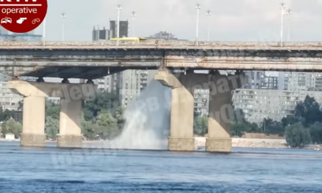 В Киеве снова прорвало теплосеть под мостом Патона (видео)