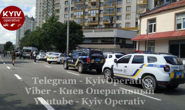 На Голосеевском проспекте в Киеве мужчина ранил полицейского и гражданского, введена спецоперация “Гром”