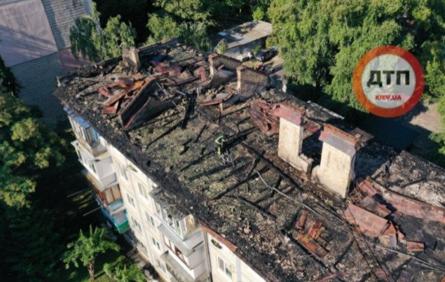 В Киеве бойцы ГСЧС ликвидировали масштабный пожар в хрущевке на Васильковской (фото, видео)