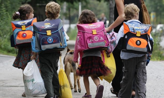 Кабмин выделил почти 290 млн гривен помощи многодетным семьям на сборы школьников к 1 сентября