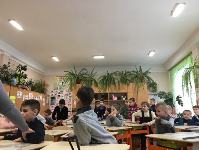 В 38 учебных учреждениях Святошинского района установят светодиодные светильники (список)