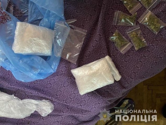 Полиция “накрыла” наркопритон в Голосеевском районе (фото)
