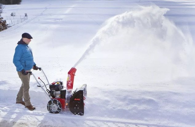 Днепровская РГА закупила 78 снегоуборочных машин для учебных учреждений