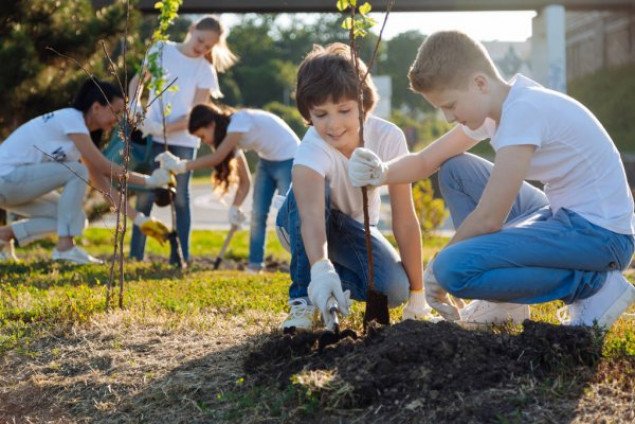 “Зростаємо разом”: Школярі Київщини висадять 23 тисячі дерев