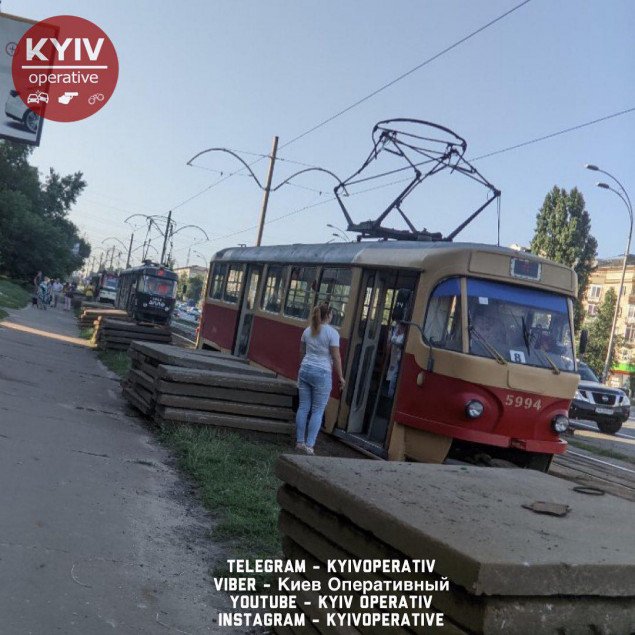 На Харьковском шоссе с рельсов сошел трамвай