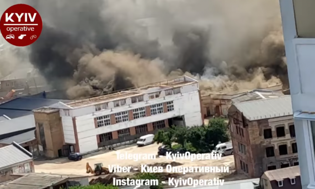 На Оболони произошел масштабный пожар на складах (фото, видео)