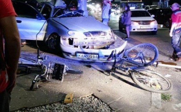 В Киеве водитель легковушки протаранил столб, сбил двух велосипедистов и погиб (фото)