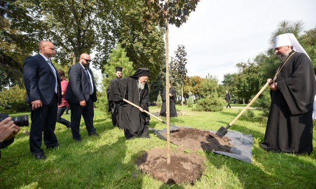 Патриарх Варфоломей посадил клены на Владимирской горке в Киеве