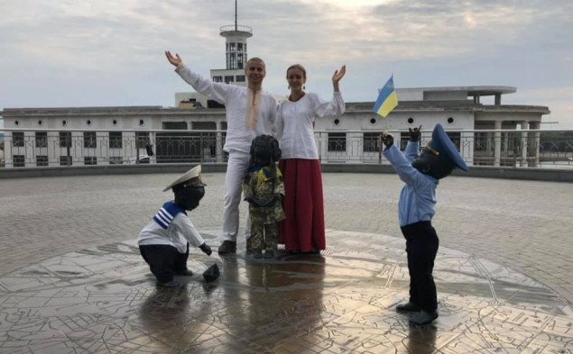 На Почтовой площади скульптуры основателям Киева одели в праздничные наряды (фото)