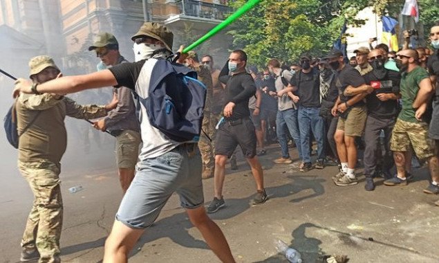 В центре Киева произошли столкновения между полицией и Нацкорпусом (фото, видео)