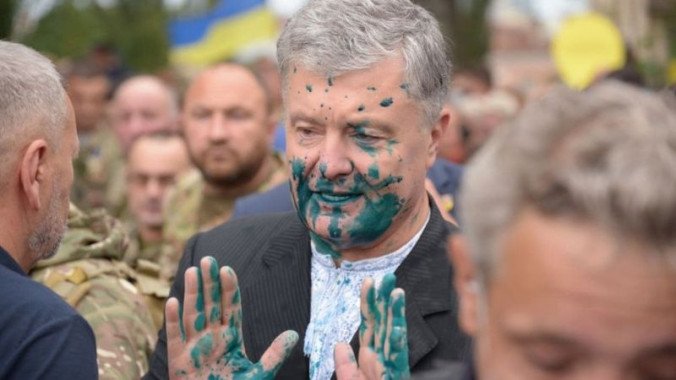 Порошенко облили зеленкой на Марше защитников в Киеве (видео)